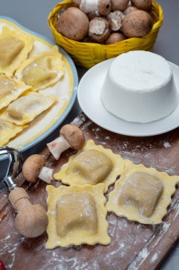 İtalyan yemeği, taze ev yapımı makarna ravioli köftesi ricotta yumuşak peynirli ve şampiyon porcini mantarlı, Parma, Emilia Romagna, İtalya, kapatın.