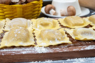 İtalyan yemeği, taze ev yapımı makarna ravioli köftesi ricotta yumuşak peynirli ve şampiyon porcini mantarlı, Parma, Emilia Romagna, İtalya, kapatın.
