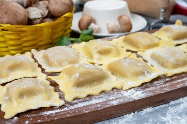 İtalyan yemeği, taze ev yapımı makarna ravioli köftesi ricotta yumuşak peynirli ve şampiyon porcini mantarlı, Parma, Emilia Romagna, İtalya, kapatın.