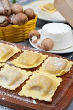 İtalyan yemeği, taze ev yapımı makarna ravioli köftesi ricotta yumuşak peynirli ve şampiyon porcini mantarlı, Parma, Emilia Romagna, İtalya, kapatın.