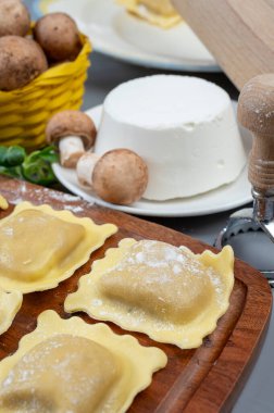 İtalyan yemeği, taze ev yapımı makarna ravioli köftesi ricotta yumuşak peynirli ve şampiyon porcini mantarlı, Parma, Emilia Romagna, İtalya, kapatın.