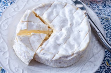 Fransız yumuşak Camembert peyniri, orijinal Camembert de Normandie ham pastörize edilmemiş inek sütünden yapılır.