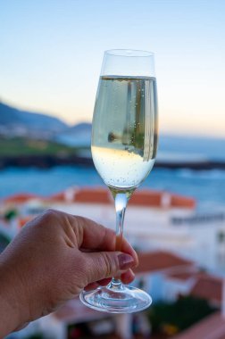 Kutlama, doğum günü partisi, kava ya da şampanya içmek Tenerife 'de okyanus manzaralı şampanya, Kanarya Adaları kış tatili, İspanya