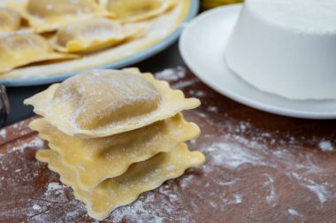 İtalyan yemeği, taze ev yapımı makarna ravioli köftesi ricotta yumuşak peynirli ve şampiyon porcini mantarlı, Parma, Emilia Romagna, İtalya, kapatın.