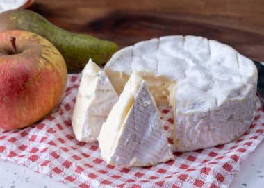 Fransız yumuşak Camembert peyniri, orijinal Camembert de Normandie ham pastörize edilmemiş inek sütünden yapılır.