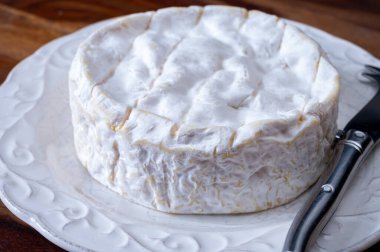 Fransız yumuşak Camembert peyniri, orijinal Camembert de Normandie ham pastörize edilmemiş inek sütünden yapılır.