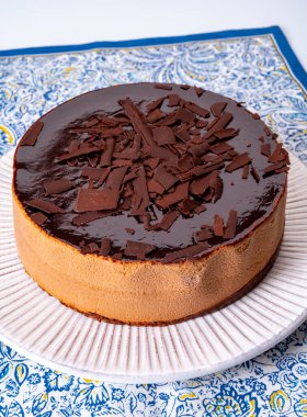 Koyu çikolatalı dondurmalı pasta, tatlı tatlı.