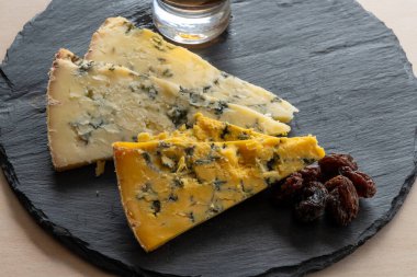 Peynir tabağı, İngiliz sütü yarı yumuşak, parçalanmış mavi ayaklık ve mavi sarı shropshire peyniri yakın, peynir tatma çiftliği, dilimlenmiş peynir