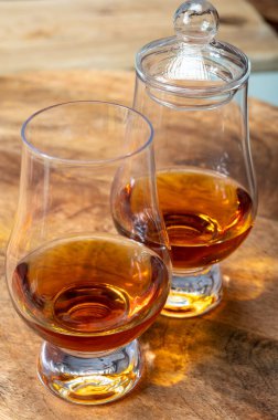 Scotch malt ve karışık viski ya da viski tatma İskoçya 'da içki imalathanesinde yakın çekim