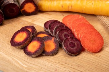 Renkli taze çiğ mor, sarı, kırmızı ve mor turuncu havuç Hollanda 'daki seradan sebze kökü, sağlıklı besin maddeleri.