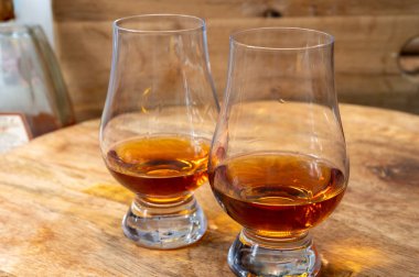 Scotch malt ve karışık viski ya da viski tatma İskoçya 'da içki imalathanesinde yakın çekim