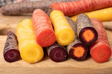 Renkli taze çiğ mor, sarı, kırmızı ve mor turuncu havuç Hollanda 'daki seradan sebze kökü, sağlıklı besin maddeleri.