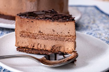 Koyu çikolatalı dondurmalı pasta, tatlı tatlı.