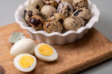 Taze küçük benekli keklik ya da bıldırcın yumurtası pişmemiş ve pişmemiş, diyet yiyecekler.