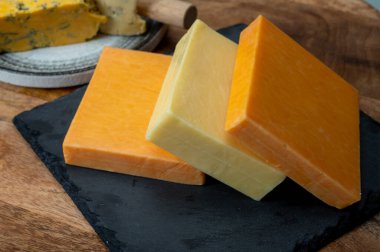 İngiliz peynirleri koleksiyonu, İskoç renkli ve İngiliz olgun çedar peynirleri kapanıyor.