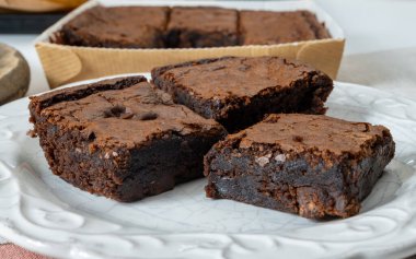 Amerikan çikolatalı browni, çikolatalı tatlı çikolatalı çikolatalı çikolatalı çikolata ya da ev yapımı vejetaryen tatlı.