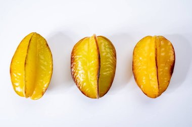 Olgun taze egzotik averrhoa carambola ya da beyaz arka planda yıldız meyveleri izole edilmiş.
