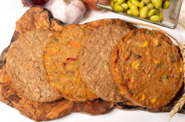 Pişmemiş vejetaryen köfteler veya hamburgerler tahıl, soya fasulyesi, sebze ve baklagillerden yapılır.
