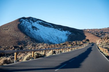 Kuzey Tenerife adasından volkan volkanik parkına ve volkanik manzaraya, Kanarya adalarına, İspanya 'ya araba sürmek