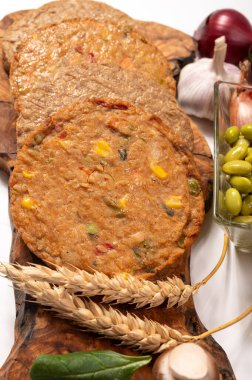 Pişmemiş vejetaryen köfteler veya hamburgerler tahıl, soya fasulyesi, sebze ve baklagillerden yapılır.