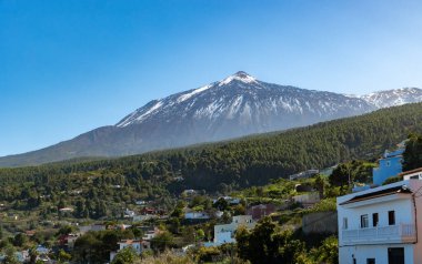 Ocak ayında Tenerife 'nin kuzeyindeki Icod de los Vinos yakınlarındaki La Vega köyünden Teide volkanı, İspanya' daki Kanarya adaları, AB 'deki turizm