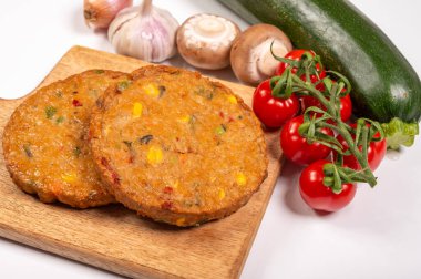 Pişmemiş vejetaryen köfteler veya hamburgerler tahıl, soya fasulyesi, sebze ve baklagillerden yapılır.