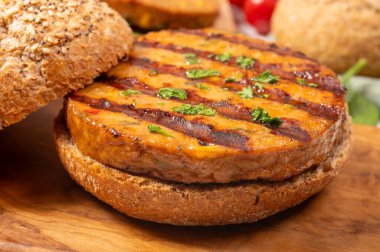 Hamburger, vejetaryen ya da vejetaryen köfteli çörekler ya da soya fasulyesi, tahıl, sebze, ızgara sağlıklı yiyecek ve yiyecek kavramından yapılmış hamburgerler yap.