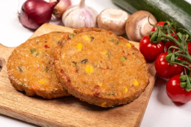 Pişmemiş vejetaryen köfteler veya hamburgerler tahıl, soya fasulyesi, sebze ve baklagillerden yapılır.