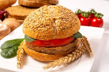 Vejetaryen veya vejetaryen köftelerden hamburgerler yapmak veya tahıldan yapılmış hamburgerler, hayati buğday glüten yemekleri, ızgara sağlıklı yiyecekler.