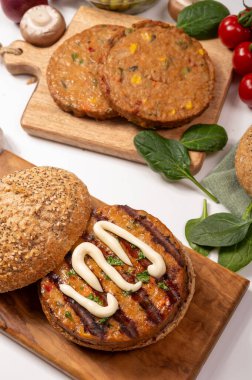 Mayonezli burger, vejetaryen ya da vejetaryen köfteli çörek ya da soya fasulyesi, tahıl, sebze ve ızgara sağlıklı yemek hamburgerleri.