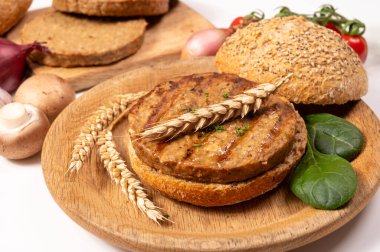 Vejetaryen veya vejetaryen köftelerden hamburgerler yapmak veya tahıldan yapılmış hamburgerler, hayati buğday glüten yemekleri, ızgara sağlıklı yiyecekler.