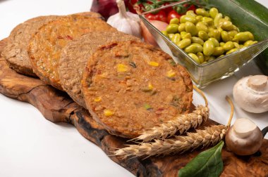 Pişmemiş vejetaryen köfteler veya hamburgerler tahıl, soya fasulyesi, sebze ve baklagillerden yapılır.