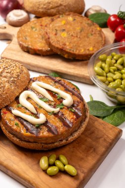 Mayonezli burger, vejetaryen ya da vejetaryen köfteli çörek ya da soya fasulyesi, tahıl, sebze ve ızgara sağlıklı yemek hamburgerleri.