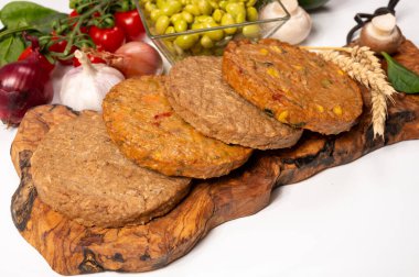Pişmemiş vejetaryen köfteler veya hamburgerler tahıl, soya fasulyesi, sebze ve baklagillerden yapılır.