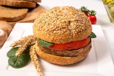 Vejetaryen veya vejetaryen köftelerden hamburgerler yapmak veya tahıldan yapılmış hamburgerler, hayati buğday glüten yemekleri, ızgara sağlıklı yiyecekler.