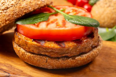 Hamburger, vejetaryen ya da vejetaryen köfteli çörekler ya da soya fasulyesi, tahıl, sebze, ızgara sağlıklı yiyecek ve yiyecek kavramından yapılmış hamburgerler yap.