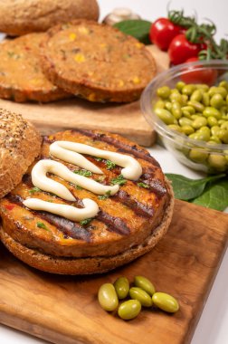 Mayonezli burger, vejetaryen ya da vejetaryen köfteli çörek ya da soya fasulyesi, tahıl, sebze ve ızgara sağlıklı yemek hamburgerleri.