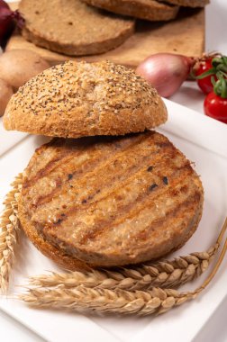 Vejetaryen veya vejetaryen köftelerden hamburgerler yapmak veya tahıldan yapılmış hamburgerler, hayati buğday glüten yemekleri, ızgara sağlıklı yiyecekler.