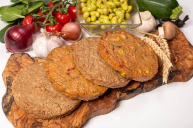 Pişmemiş vejetaryen köfteler veya hamburgerler tahıl, soya fasulyesi, sebze ve baklagillerden yapılır.