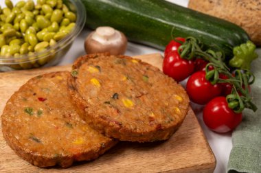 Pişmemiş vejetaryen köfteler veya hamburgerler tahıl, soya fasulyesi, sebze ve baklagillerden yapılır.