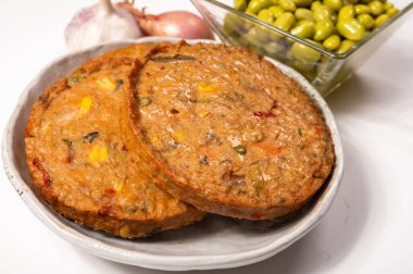 Pişmemiş vejetaryen köfteler veya hamburgerler tahıl, soya fasulyesi, sebze ve baklagillerden yapılır.