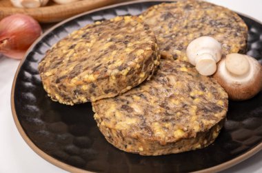 Lezzetli organik vejetaryen yemekleri, köfteli hamburgerler, mantarlar, vegan peyniri ve soğan.