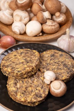 Lezzetli organik vejetaryen yemekleri, köfteli hamburgerler, mantarlar, vegan peyniri ve soğan.