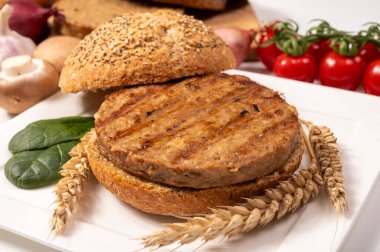 Vejetaryen veya vejetaryen köftelerden hamburgerler yapmak veya tahıldan yapılmış hamburgerler, hayati buğday glüten yemekleri, ızgara sağlıklı yiyecekler.