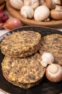 Lezzetli organik vejetaryen yemekleri, köfteli hamburgerler, mantarlar, vegan peyniri ve soğan.