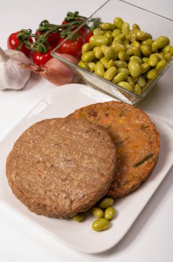 Pişmemiş vejetaryen köfteler veya hamburgerler tahıl, soya fasulyesi, sebze ve baklagillerden yapılır.