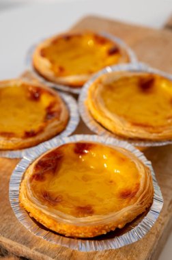 Portekiz 'in geleneksel tatlı tatlısı Pastel de nata yumurtalı kremalı tart pastası. Beyaz arka planda yakın plan.
