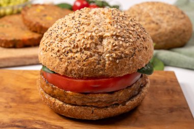 Hamburger, vejetaryen ya da vejetaryen köfteli çörekler ya da soya fasulyesi, tahıl, sebze, ızgara sağlıklı yiyecek ve yiyecek kavramından yapılmış hamburgerler yap.