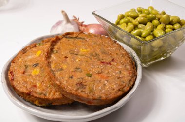 Pişmemiş vejetaryen köfteler veya hamburgerler tahıl, soya fasulyesi, sebze ve baklagillerden yapılır.