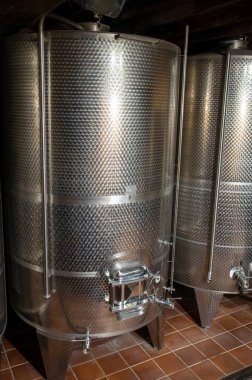 Tenerife 'deki Tacoronte-Acentejo Dağı' nın volkanik topraklarında şarap yapan şarap depolarının şarap mağaralarının ziyareti, Kanarya adaları tatili, İspanya, şarap turu